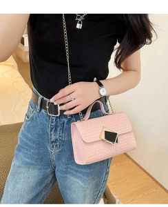 Bolso rosa bandolera con textura de relieve y cierre metálico cuadrado de diseño moderno