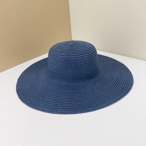 Cappello da sole in paglia blu navy a tesa larga con trama intrecciata a spirale fitta