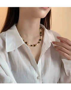 Vue détaillée du collier de perles avec œil de tigre et perles sur le cou