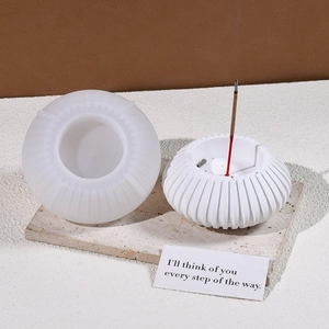 Détail du moule en silicone citrouille et du brûleur d'encens en plâtre texturé