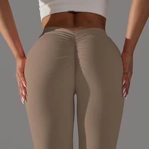 Détail du pantalon de yoga kaki taille haute avec effet push-up fessier et design sans couture