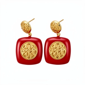 Orecchini vintage quadrati smalto rosso con dettaglio decorativo a volute dorate
