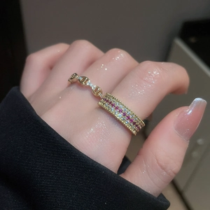 Dettaglio macro dell'anello a catena placcato oro 18k e fascia pavé di zirconi rosa