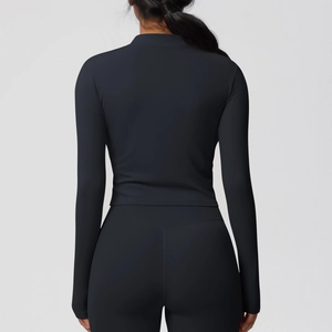 Vue arrière de la veste de yoga noire ajustée avec col montant et tissu à séchage rapide
