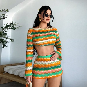 Détail de la texture en maille de l'ensemble crop top et mini-jupe à rayures ondulées