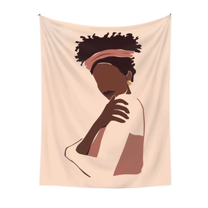 Detail eines minimalistischen Wandteppichs mit Afro-Frauenporträt und rosa Stirnband auf Rosa