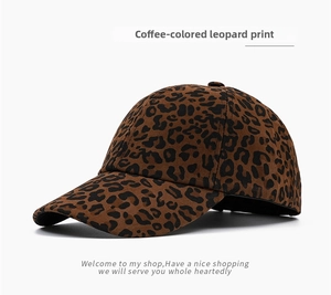 Detail der Baseballkappe mit Kaffee-Leopardenmuster und Vintage-gebogener Krempe