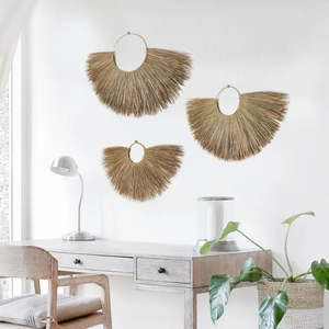 Detailtextuur van handgemaakte zeegras wandventilatoren in een bohemien interieurstijl