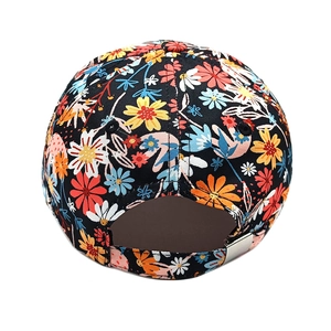Détail arrière d'une casquette de baseball à fleurs avec boucle réglable en métal argenté