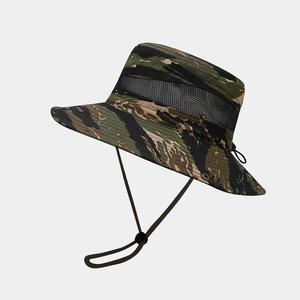 Détail du chapeau de camouflage avec maille respirante et mentonnière réglable pratique