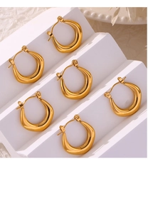Détails de trois paires de boucles d'oreilles créoles épaisses plaquées or 18 carats sur socle