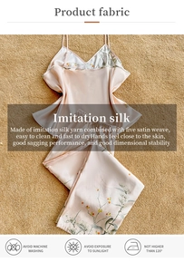 Détail de la texture satinée du pyjama floral et instructions de lavage