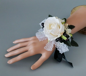 Corsage de poignet rose blanche avec dentelle et baies noires pour demoiselle d'honneur