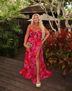 Detail von rosa geblümtem Urlaubskleid mit Cut-out-Design und hohem Schlitz für Strand