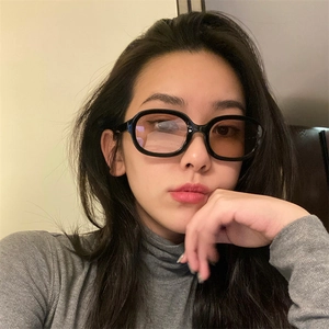 Retro thick oval frame sunglasses for women with trendy gradient lenses and black finish