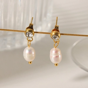 Orecchini in oro stile francese con cristalli di zircone e perle d'acqua dolce naturali