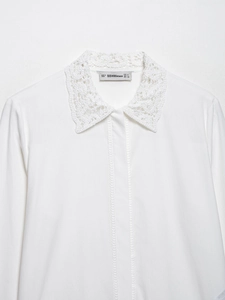 Détail de chemise blanche avec col en dentelle crochetée et plis cousus verticaux
