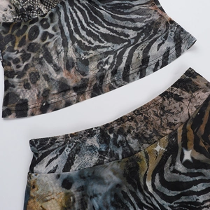 Détail du tissu en maille montrant des imprimés animaliers comme le léopard, le zèbre et le tigre