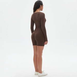 Detail von dunkelbraunem nahtlosem Langarm-Crop-Top und High-Waist-Shorts-Sportset