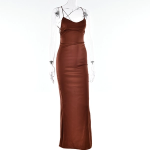 Détail d'une robe longue en satin marron avec de fines bretelles et un tissu lisse et brillant