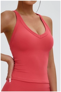Détail du débardeur de yoga rose corail avec encolure en U et dos ajouré sportif