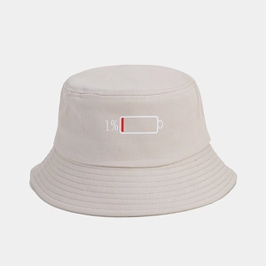 Détail de la broderie icône batterie 1% sur le chapeau bob en coton beige