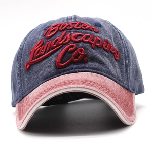 Detail der Boston Stickerei auf gewaschener Denim Baseballkappe mit Vintage-Textur