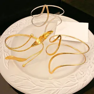 Bracelets feuilles dorés et argentés élégants avec design géométrique sur plateau céramique