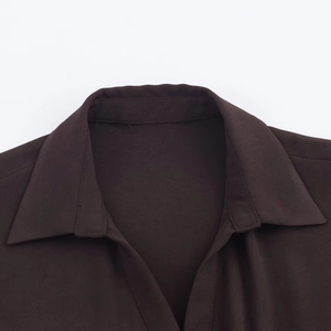 Robe midi boutonnée marron foncé avec ceinture et texture de tissu détaillée
