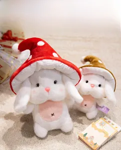 Gros plan de lapins en peluche blancs portant des chapeaux de champignons