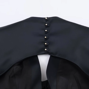 Mini robe ballon noire à la mode en satin avec des accents de boutons dorés chic