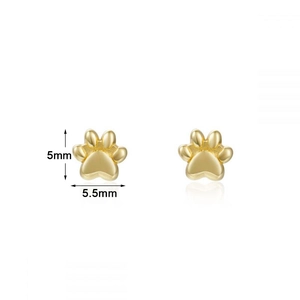 Detailansicht der goldenen Pfotenabdruck-Ohrstecker mit den Maßen 5 mm x 5,5 mm