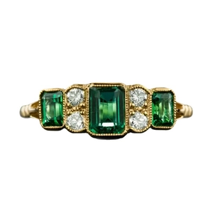 Vintage Art Deco Smaragdring mit Diamanten in Goldfassung auf weißem Hintergrund