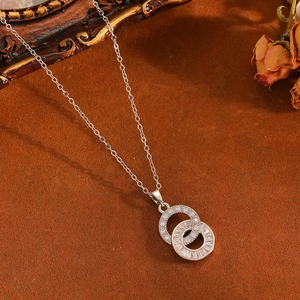 Detailansicht der ineinandergreifenden Doppelringe mit Zirkon-Inlay an einer O-Kette