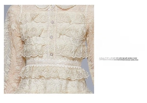 Gros plan détaillé de la broderie en dentelle et des boutons perles sur une robe beige