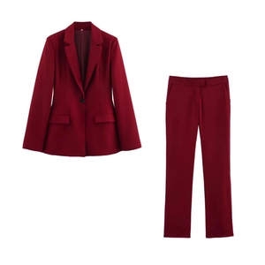 Completo blazer bordeaux da donna con spalline e pantaloni a zampa su sfondo bianco