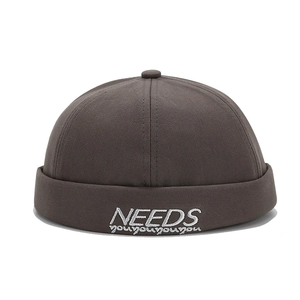 Berretto docker classico grigio antracite con ricamo NEEDS bianco in stile streetwear