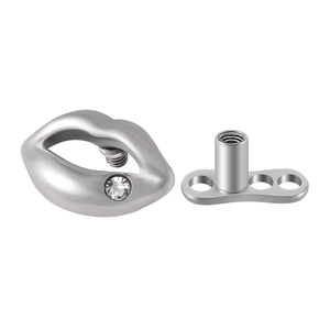 Detaillierte Nahaufnahme eines silbernen lippenförmigen Dermal Anchors mit Zirkonia