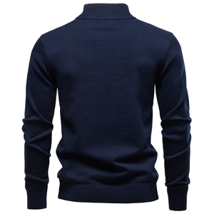 Vue arrière du pull en maille bleu marine montrant la coupe et la texture de qualité