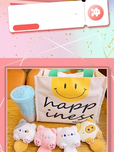 Dettaglio borsa in tela con smiley e ciondoli in peluche a forma di zampa di gatto
