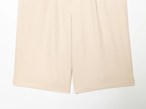 Détail du pantalon décontracté beige montrant la texture du tissu et les coutures