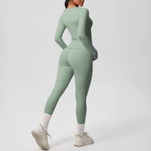 Vue détaillée du legging de yoga vert sauge avec coutures sculptantes sur le dos
