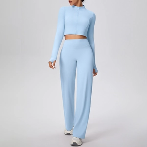Détail d'une veste bleu clair à zip avec passe-pouces et un pantalon de yoga assorti