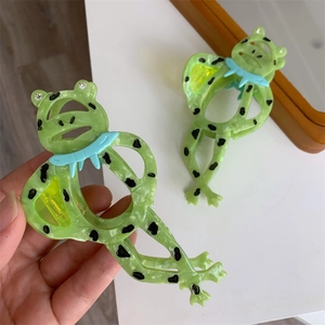 Süße grüne Haarklammer aus Acetat in Froschform mit Marmormuster und blauer Schleife