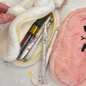Gros plan de trousses mignonnes en peluche pour ranger fournitures et cosmétiques