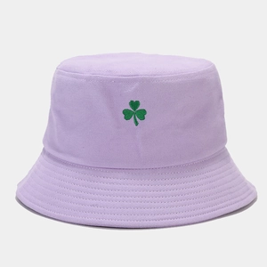 Détail de la broderie trèfle vert sur un chapeau bob en coton couleur lavande