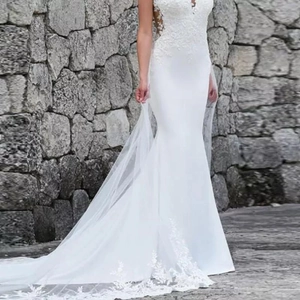 Vista laterale dell'abito da sposa a sirena con pizzo raffinato e inserti trasparenti