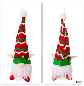 Vue avant et arrière d'un gnome de Noël avec chapeau rayé et clochettes dorées