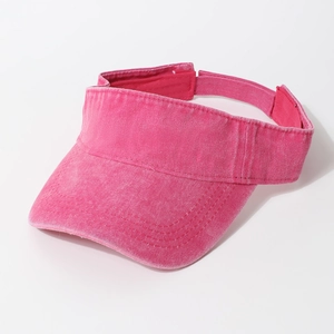 Détail de la visière en denim délavé rose avec coutures renforcées et sangle réglable