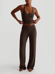 Completo yoga in maglia marrone scuro con canotta e pantaloni a gamba larga da donna